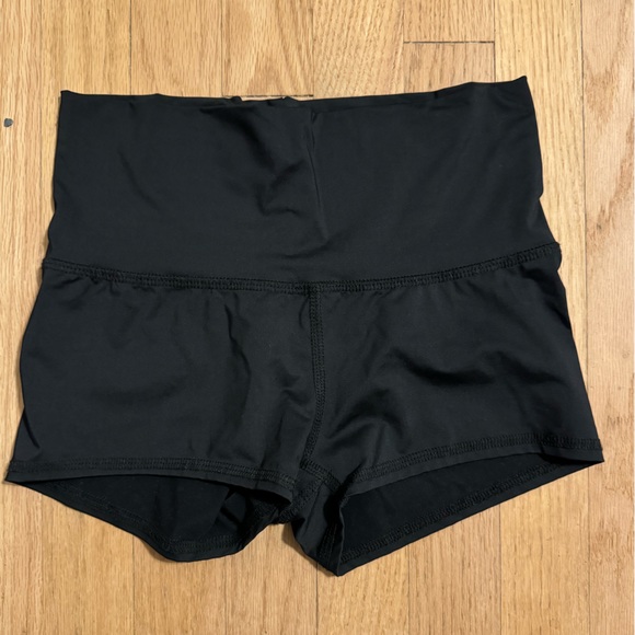 Wahi Yoga | Land + Sea shorts in Black - Picture 3 of 4